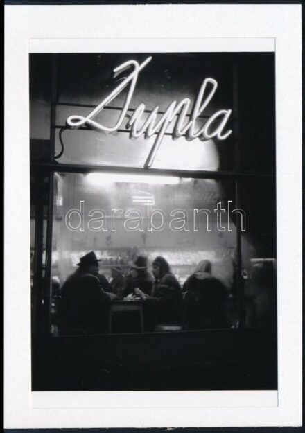 cca 1960 Budapest, a Dupla presszó esti kivilágítása, 1 db mai nagyítás, 15x10 cm