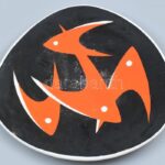 Zsolnay porcelán modern ,,halas' tál, tervező: Török János, kézzel festett, jelzett, kopott, mázhibákkal, m: 24 cm