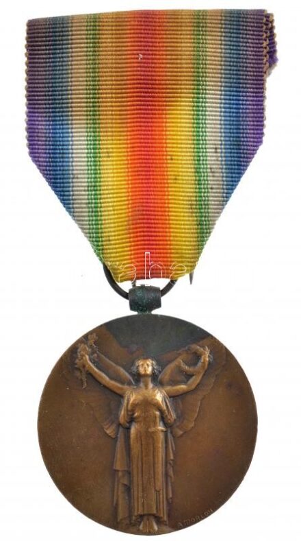 Franciaország 1922. 'I. Világháborús Győzelemérem / Szövetséges emlékérem' bronz kitüntetés mellszalagon. Szign.:A. Morlon T:2 patina, foltos mellszalag France 1922. ' World War I Victory Medal / Allied Commemorative Medal' bronze