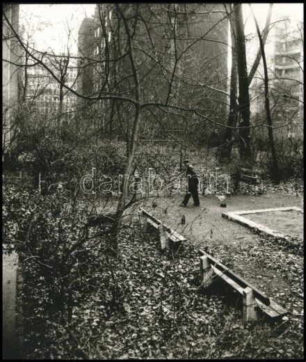 cca 1989 Hajtmanszki Zoltán fotóművész feliratozott, vintage fotóművészeti alkotása (Belső udvar Angyalföldön), ezüst zselatinos fotópapíron, 25x21,2 cm