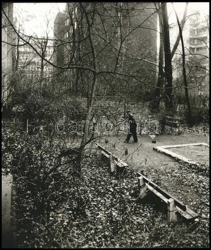 cca 1989 Hajtmanszki Zoltán fotóművész feliratozott, vintage fotóművészeti alkotása (Belső udvar Angyalföldön), ezüst zselatinos fotópapíron, 25x21,2 cm