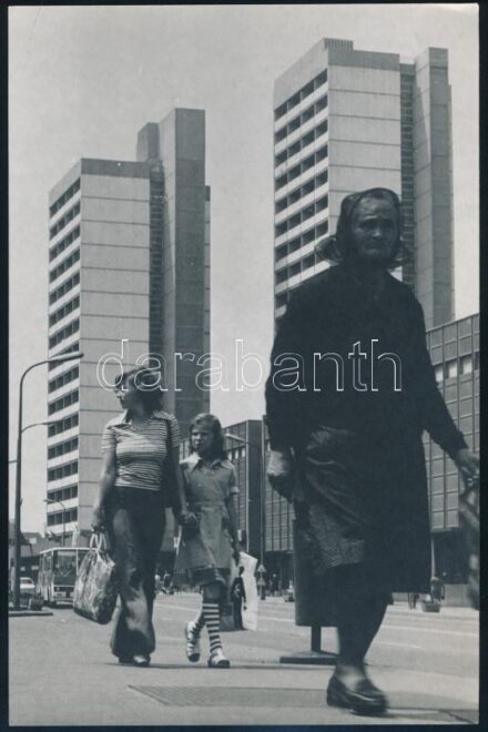 cca 1976 Vigovszky István esztergomi fotóművész feliratozott, vintage fotóművészeti alkotása (Salgótarján), ezüst zselatinos ún. dokufotópapíron, 23,8x15,5