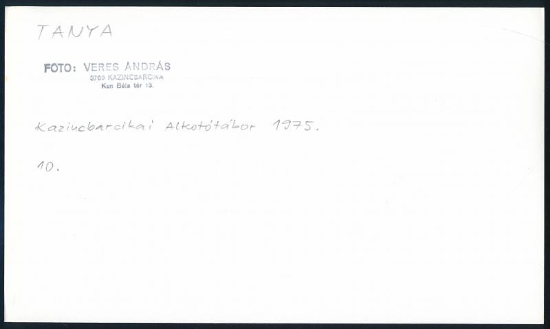 1975 Veres András kazincbarcikai fotóművész hagyatékából feliratozott, pecséttel jelzett, vintage fotóművészeti alkotás (Tanya), ezüst zselatinos fotópapíron, 14x24 cm - Image 2