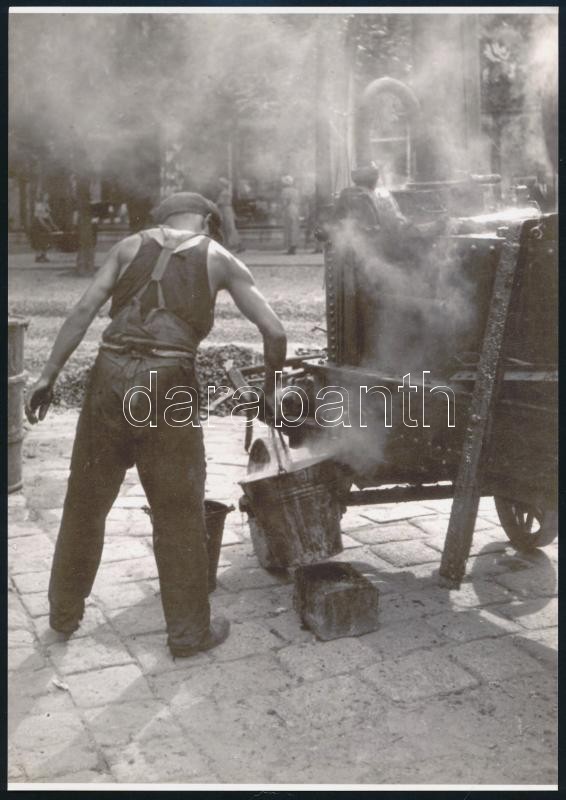 cca 1938 Csík Ferenc soproni fotóművész hagyatékából 1 db modern nagyítás (útjavító), 24x18 cm