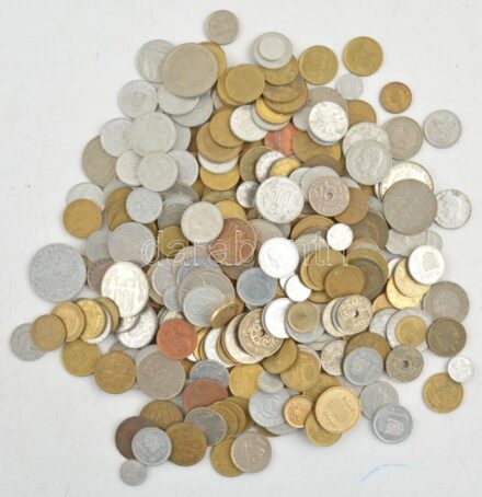 ~1kg vegyes érmetétel, közte Belgium, Csehszlovákia stb., de nagyrészt Spanyolország, Románia T:vegyes ~1kg mixed coin lot from Belgium, Czechoslovakia etc. but mostly from Spain and Romania C:mixed