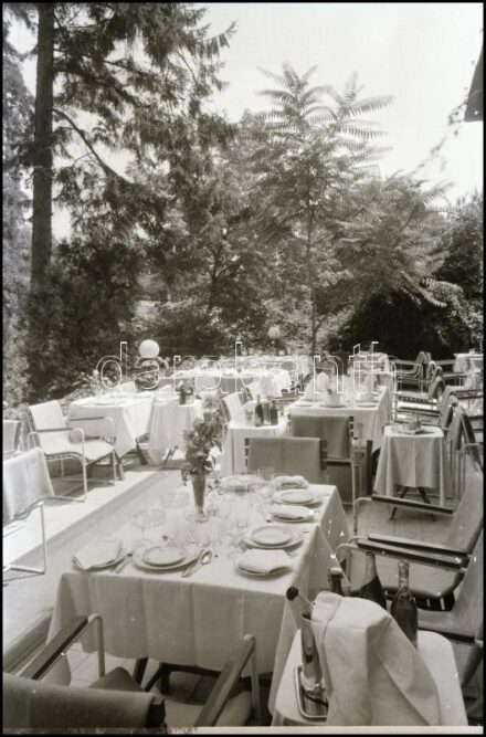 1966 Budapest, Budagyöngye vendéglő kerthelyisége, Kotnyek Antal budapesti fotóriporter hagyatékából 3 db vintage NEGATÍV, 9x6 cm