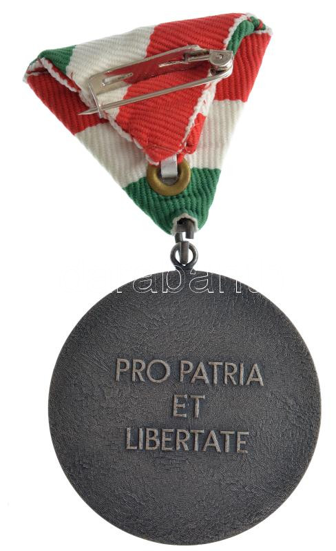 DN. 'Magyar Szabadságharcos Világszövetség - 1956. Okt. 23. / Pro Patria Et Libertate' ezüstpatinázott jelvény mellszalaggal T:1 - Image 2