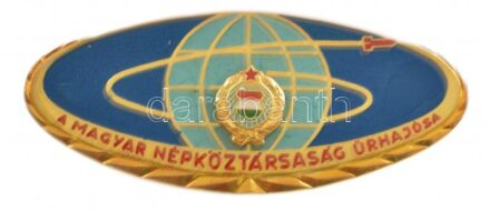 1980. 'A Magyar Népköztársaság Űrhajósa' aranyozott, műgyantás jelvény (26x60mm) T:1