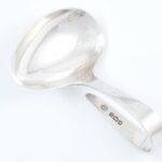 Ezüst(Ag) hajlított nyelű orvosságos kanál, jelzett, h: 7,6 cm, nettó: 22,4 g