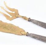 Ezüst (Ag) nyelű halas kínáló dobozban, jelzett, sérülésekkel, cca. nettó: 40g, h: 26-28 cm