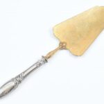 Ezüst (Ag) nyelű tortalapát, jelzett, cca. nettó: 10 g, h: 21,5 cm