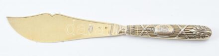 Aranyozott ezüst(Ag) tortakés címeres vésettel, jelzett, h: 24,5 cm, nettó: 109,4 g