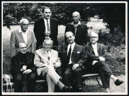 1972 Keresztury Dezső (1904-1995) magyar író, költő, politikus 50. érettségi találkozója mint a Rákóczianumban végzett diák, volt iskolatársai körében, hátoldalán feliratozott és évszámmal datált fotó, törésnyommal,