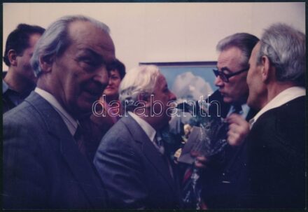 cca 1980-85 Pleidell János (1915-2007) grafikus, festő autográf karácsonyi üdvözlő sorai Keresztury Dezső (1904-1995) magyar író, költőhöz, amelyben megköszöni Keresztury Dezső a katalógusába írt nyitó sorait és a