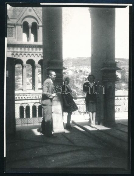 cca 1940-50 Martyn Ferenc (1899-1986) festőművész, Seiber Mária, Keresztury Dezső (1904-1995) író, költő első felesége Pécsett a székesegyháznál egy beazonosítandó hölgy társaságában. Későbbi előhívás, hátoldalán