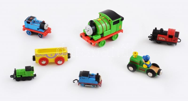 Játék mozdony, műanyag, vegyes méretben.