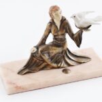 Galambetető lány. Bronz és porcelán szobor, márvány talapzaton. Kopott. m: 19 cm