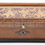 Vegyes bizsu ékszerek antik fa dobozban, tetején üveglap alatt faragás 28x9x8,5 cm - Image 3