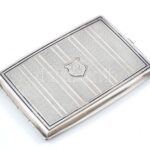 Ezüst (Ag) cigarettatárca, kissé kopott zománc díszítéssel, gravírozással, jelzett 152g