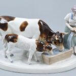 Carl Scheidig, tehén itatás, porcelán, jelzett, kopásnyomokkal, 23x10 cm, m: 16 cm