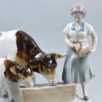 Carl Scheidig, tehén itatás, porcelán, jelzett, kopásnyomokkal, 23x10 cm, m: 16 cm - Image 3