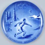 Berlin 1972 München olimpia, dísztányér, máz alatti kék festéssel, jelzett, hibátlan, d: 19,5 cm