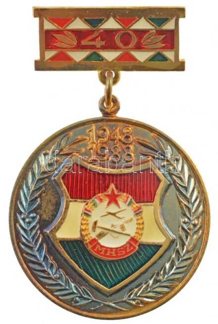 1988. MHSZ (Magyar Honvédelmi Szövetség) 40 éves jubileumi, aranyozott kitüntető jelvénye, eredeti bársonybetétes, fedelén dombornyomott, aranyozott tokban (55x36mm) T:1