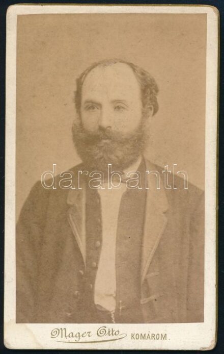 cca 1870 Szakállas férfi portréja, keményhátú fotó Mager Ottó komáromi műterméből, 10,5×6,5 cm