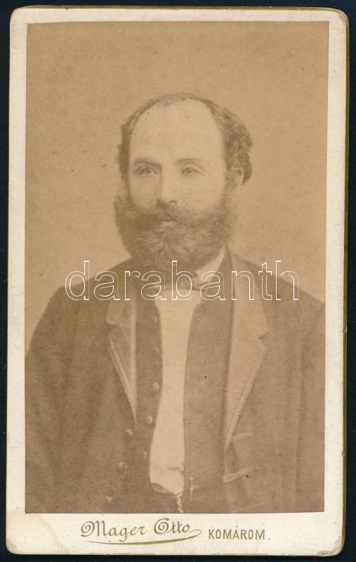 cca 1870 Szakállas férfi portréja, keményhátú fotó Mager Ottó komáromi műterméből, 10,5×6,5 cm