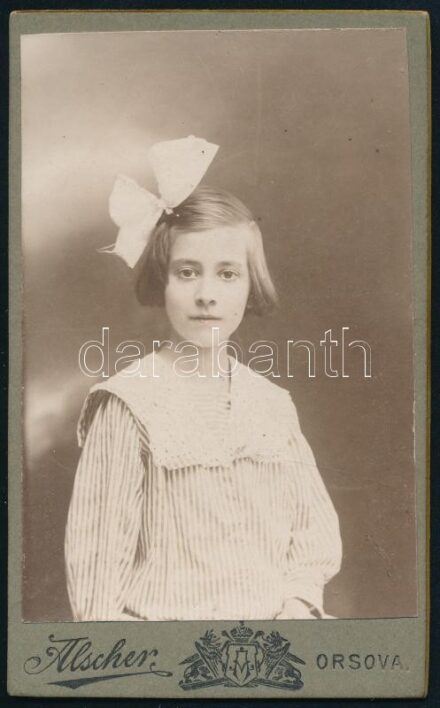 1918 Kislány portréja, keményhátú fotó Alscher orsovai műterméből, hátoldalon feliratozva, 10,5×6,5 cm