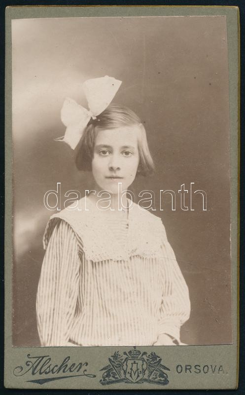 1918 Kislány portréja, keményhátú fotó Alscher orsovai műterméből, hátoldalon feliratozva, 10,5×6,5 cm