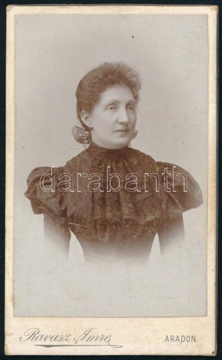 cca 1870 Női portré, keményhátú fotó Ravasz Imre aradi műterméből, 10,5×6,5 cm