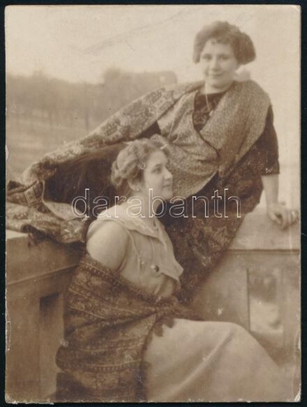 cca 1920 Hölgyek kendőben, fotó, 9×7 cm