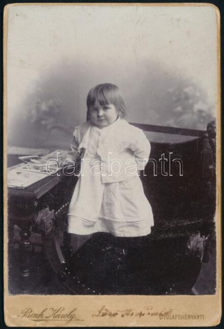 cca 1900 Kislány portréja, keményhátú fotó Bach Károly gyulafehérvári műterméből, 16×11 cm