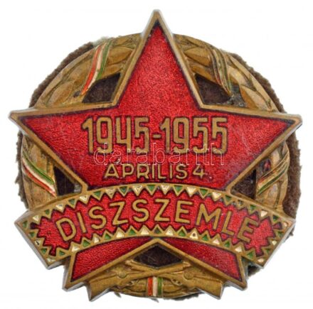1955. 'Díszszemle 1945-1955 április 4.' zománcozott bronz jelvény (~41mm) T:2 zománchiba
