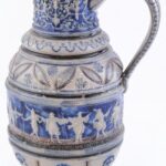 Antik, német, historizáló, kőedény korsó, jelzés nélkül, kopásokkal, apró csorbával, m: 31 cm