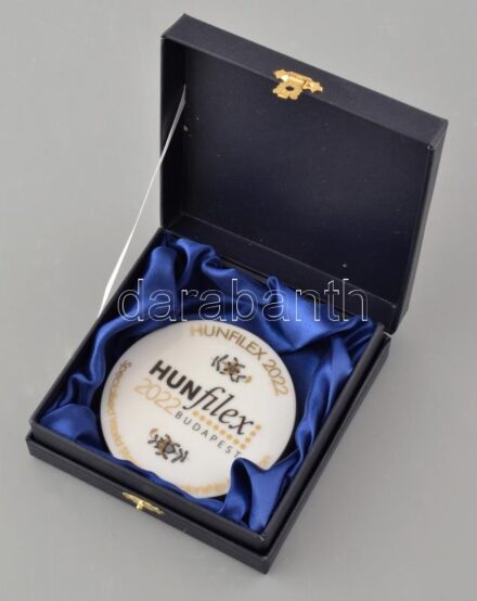 Herendi fekete Apponyi mintás Hunfilex 2022 Bélyeg világkiállítás porcelán plakett. Kézzel festett, jelzett, hibátlan. Díszdobozban. d: 8,5 cm