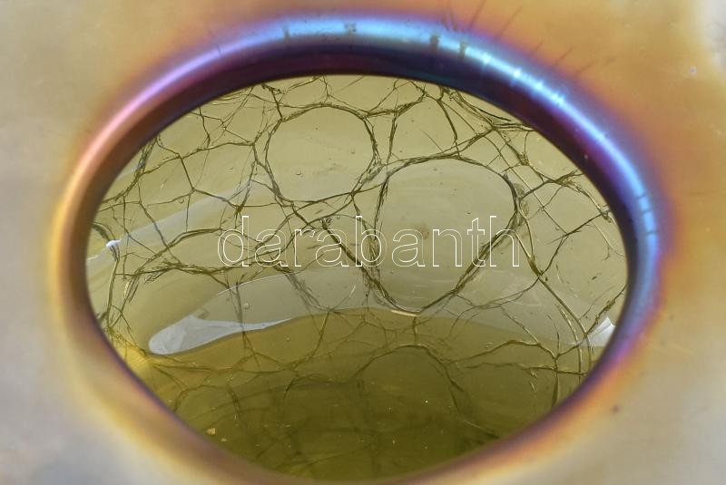 Irizáló, repesztett váza, kopásnyomokkal, m: 11 cm - Image 2