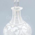 Biedermeier cseh likőrös üveg, több rétegű, csiszolt, kopásnyomokkal, pótolt dugóval, m: 23 cm