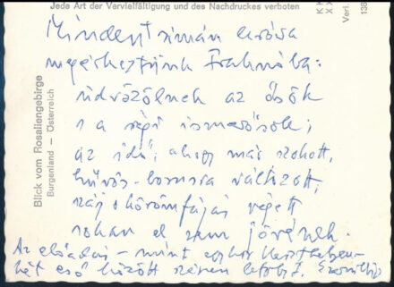 cca 1985 Keresztury Dezső (1904-1996) író, költő, korábbi politikus autográf verses sorai feleségének, Keresztury Máriának, a fraknói várat ábrázoló levelezőlapon: 'Mindent simán leróva megérkeztünk Fraknóba: üdvözölnek az