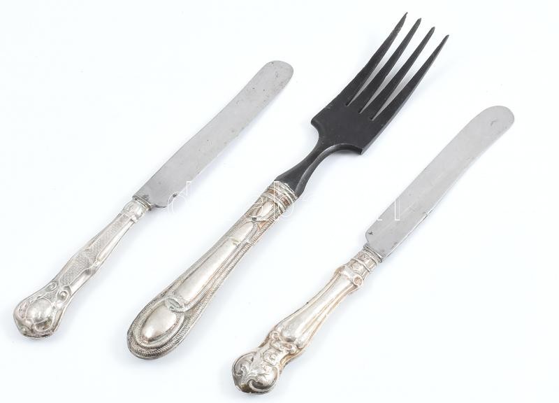 Ezüst (Ag) nyelű 3 db kínáló, jelzett, kopott, h: 20-21 cm