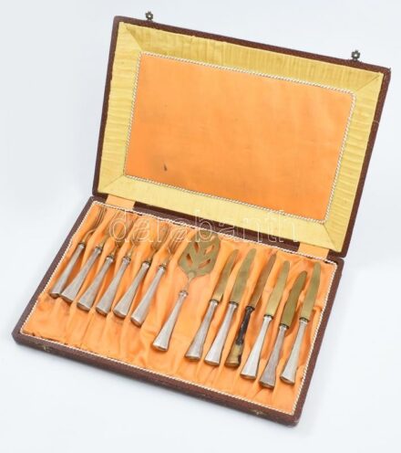 Ezüst (Ag) nyelű süteményes készlet, jelzett, dobozban, egyik nyél, javításra szorul.