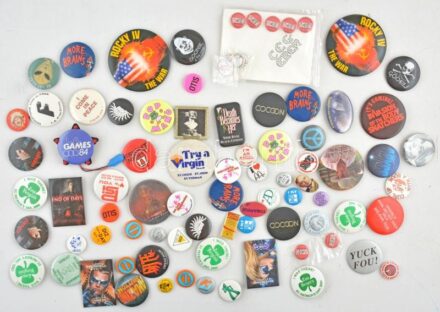 ~90db-os, főleg külföldi modern jelvényekből álló tétel, közte 'Rocky IV', ''LA Games '84', 'MTV, 'Remo', 'Tom Bergin's St. Patrick's Day 2001', 'Coca-Cola / Barcelona '92', stb. T:1-2 ~90pcs, mostly foreign modern badge lot, within