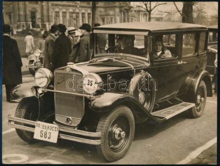 cca 1930 Fiat 521 automobil próbakocsi 583 felirattal vagy rendszámmal a lökhárítón, elegáns hölgy a volán mögött a Városligetben, háttérben a Széchenyi fürdő, hátoldalán feliratozott vintage sajtófotó, jelzés nélkül, a