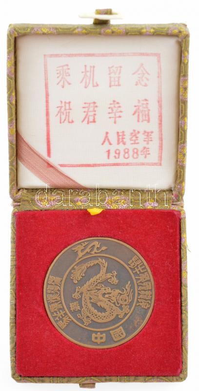 Kína 1988. 'Kínai Újévi érem - A sárkány éve' kétoldalas bronz emlékérem dekoratív díszdobozban (49mm) T:2 China 1988. 'Chinese Lunar New Year's coin - Year of the Dragon' two-sided bronze commemorative medallion in decorative case - Image 3