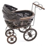 Régi babázó játék babakocsi, kopásnyomokkal, m: 35 cm