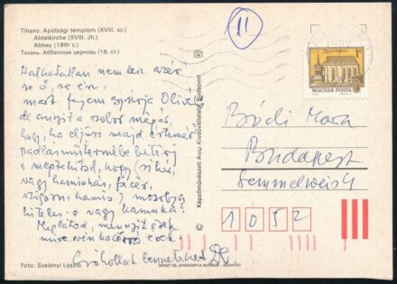 1982.I.16 Keresztury Dezső (1904-1996) író, költő, korábbi politikus autográf verses sorai Bódi Marának, a Tihanyi apátságot ábrázoló képeslapon, Balatonfüredi bélyegzővel: 'Halhatalan nem lesz azért se ő, se én (...)'.