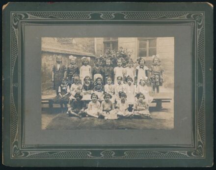 cca 1890 Leányiskola osztálykép szecessziós kartonon 23x18 cm
