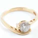 Arany (Au) 14K gyűrű 0,6 ct brillel (kő felületén sérülések), jelzett, méret: 51, bruttó: 1,9 g