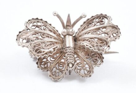 Ezüst(Ag) filigrán pillangó bross, jelzés nélkül, fém tűvel, 1,5×2,5 cm, bruttó: 3,2 g